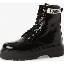 Tommy Jeans - Skórzane kozaki damskie, czarny. Czarne kozaki damskie Tommy Jeans, z jeansu, na wysokim obcasie, bez zapięcia. Za 849,95 zł.
