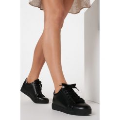 Czarne Buty Sportowe Plaything. Czarne buty sportowe damskie Born2be, bez wzorów, sportowe. W wyprzedaży za 49,99 zł.