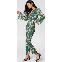 Hannalicious x NA-KD Jednoczęściowy kombinezon kimonowy - Green,Multicolor. Zielone stroje kąpielowe jednoczęściowe damskie marki Hannalicious x NA-KD, z poliesteru, z kopertowym dekoltem, długie. W wyprzedaży za 97,18 zł.