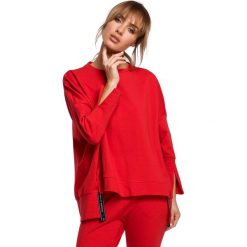 Bluza z rozcięciami na bokach i lampasem - czerwona. Czerwone bluzy damskie Moe, s, bez wzorów, z elastanu, z długim rękawem, długie, bez kaptura. Za 169,00 zł.