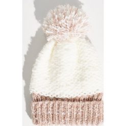 Czapka z pomponem - Kremowy. Białe czapki damskie Sinsay. Za 24,99 zł.