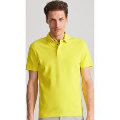 Koszulka polo regular fit - Zielony. Zielone koszulki męskie Reserved, s, bez wzorów, polo, bez rękawów. Za 79,99 zł.