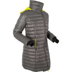 Długa kurtka outdoorowa z kapturem, z workiem bonprix szaro-zielona limonka. Szare kurtki damskie bonprix, z kapturem. Za 139,99 zł.