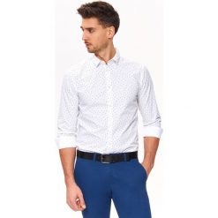 Koszula z nadrukiem taliowana. Białe koszule męskie Top Secret, na zimę, m, z nadrukiem, z bawełny, eleganckie, bez kołnierzyka, z długim rękawem. W wyprzedaży za 39,99 zł.