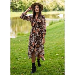 SUKIENKA SALOME BROWN - UNI. Brązowe sukienki damskie Fanaberia.com, bez wzorów, z materiału, z asymetrycznym kołnierzem, z długim rękawem, długie, maxi, asymetryczne. Za 129,00 zł.
