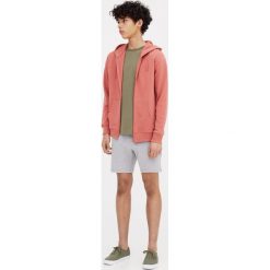 Bermudy z dzianiny dresowej z suwakami. Różowe bermudy męskie Pull&Bear, z dresówki. Za 69,90 zł.