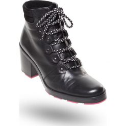 Czarne skórzane botki na obcasie z różową podeszwą. Czarne botki damskie Armani Jeans, bez obcasa, na obcasie, na sznurówki. Za 499,60 zł.