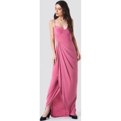 Trendyol Sukienka maxi z wycięciami - Pink. Różowe sukienki damskie marki Trendyol, bez wzorów, bez kołnierzyka, bez rękawów, maxi. W wyprzedaży za 89,18 zł.