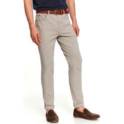 Spodnie ze strukturalnej tkaniny slim fit. Brązowe spodnie męskie Top Secret, na co dzień, na zimę, m, bez wzorów, z tkaniny, klasyczne. W wyprzedaży za 39,99 zł.