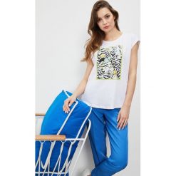 T-shirt z nadrukiem. Białe bluzki damskie Moodo, l, z nadrukiem, z elastanu, klasyczne, z okrągłym kołnierzem, z krótkim rękawem. Za 34,99 zł.