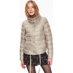 Puchowa kurtka ze stójką. Brązowe kurtki damskie Top Secret, na zimę, bez wzorów, z puchu, eleganckie, bez kaptura. W wyprzedaży za 119,99 zł.