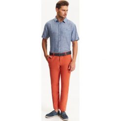 SPODNIE MĘSKIE W W STYLU CHINO. Pomarańczowe rurki męskie marki Top Secret, na jesień, s, z tkaniny. W wyprzedaży za 39,99 zł.
