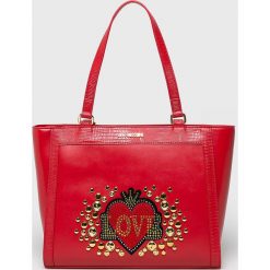 Love Moschino - Torebka. Czerwone torby damskie na zakupy Love Moschino, w paski, ze skóry, na ramię, z aplikacjami. W wyprzedaży za 599,90 zł.