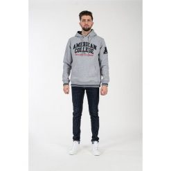 Bluza w kolorze szarym. Szare bluzy męskie American College, xs, z nadrukiem, z materiału, z kapturem, bez rękawów, bez kaptura. W wyprzedaży za 132,95 zł.