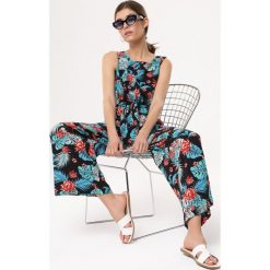 Czarny Kombinezon Dancegoer. Czarne kombinezony damskie Born2be, s, bez wzorów, eleganckie, z klasycznym kołnierzykiem, bez rękawów, długie. Za 89,99 zł.