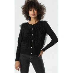 Czarny Sweter Buxton. Czarne swetry damskie Born2be, na wiosnę, s, w koronkowe wzory, z koronki, z długim rękawem, długie, bez kaptura. Za 109,99 zł.