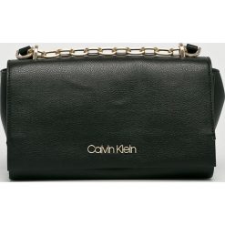 Calvin Klein - Torebka. Czarne torebki klasyczne damskie marki Calvin Klein, w paski, ze skóry ekologicznej, casualowe, na ramię, średnie, bez dodatków. W wyprzedaży za 429,90 zł.