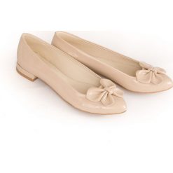 Lakierowane balerinki z kokardą - skóra naturalna - model 048 - kolor beżowy lakier. Brązowe baleriny damskie Zapato, bez wzorów, ze skóry, bez obcasa. Za 299,00 zł.