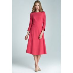 Trapezowa sukienka midi w kolorze fuksji. Czerwone sukienki damskie NIFE, s, bez wzorów, z elastanu, z dekoltem na plecach, bez rękawów, midi, trapezowe. Za 89,95 zł.