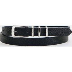 Wąski pasek z metalowymi wstawkami - Czarny. Czarne paski damskie Mohito, w paski. Za 29,99 zł.
