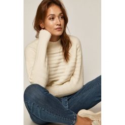 Medicine - Sweter Pale Femininity. Białe swetry damskie MEDICINE, s, bez wzorów, z elastanu, z długim rękawem, długie, bez kaptura. W wyprzedaży za 94,90 zł.