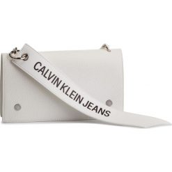 Torebka CALVIN KLEIN JEANS - Logo Banner Shoulder Flap Bag K40K400823 102. Białe torebki klasyczne damskie Calvin Klein Jeans, bez wzorów, z jeansu, bez dodatków. W wyprzedaży za 359,00 zł.
