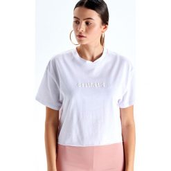 Krótka koszulka oversize - Biały. Białe koszulki damskie Cropp, s, bez wzorów, bez kołnierzyka, z krótkim rękawem. Za 29,99 zł.