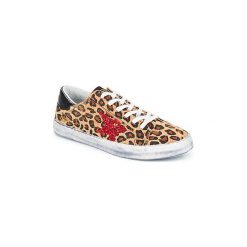 Buty Le Temps des Cerises CITY. Brązowe trampki i tenisówki damskie marki Le Temps Des Cerises, bez wzorów, bez zapięcia. Za 207,20 zł.