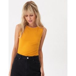 Top z koronką - Biały. Białe bluzki damskie House, s, w koronkowe wzory, z koronki, bez kołnierzyka. Za 25,99 zł.