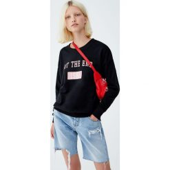 Bluza z napisem. Czarne bluzy damskie Pull&Bear, z napisami, bez rękawów, bez kaptura. Za 39,90 zł.