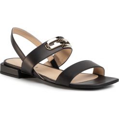 Sandały FURLA - Chain 1063694 S YC87 WU0 Nero. Czarne klapki damskie Furla, z aplikacjami, ze skóry, bez obcasa, na obcasie. W wyprzedaży za 739,00 zł.