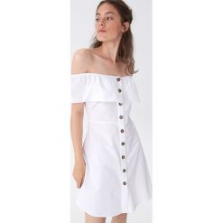 Sukienka off shoulder - Biały. Białe sukienki damskie House, xl, bez wzorów, bez kołnierzyka, bez rękawów. W wyprzedaży za 39,99 zł.