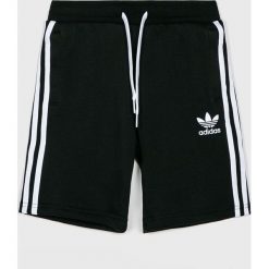 Adidas Originals - Szorty dziecięce 128-164 cm. Czarne spodenki chłopięce z bawełny, casualowe. W wyprzedaży za 59,90 zł.