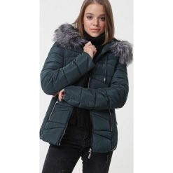 Ciemnozielona Kurtka Trindade. Zielone kurtki damskie Born2be, na zimę, s, eleganckie. Za 259,99 zł.