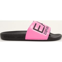 EA7 Emporio Armani - Klapki. Różowe klapki damskie EA7 Emporio Armani, bez wzorów, z materiału, bez obcasa, na obcasie. W wyprzedaży za 159,90 zł.