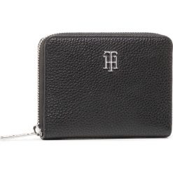 Duży Portfel Damski TOMMY HILFIGER - Th Essence Med Za Wallet AW0AW08903 0GJ. Czarne portfele damskie TOMMY HILFIGER, bez wzorów, ze skóry ekologicznej. Za 269,00 zł.