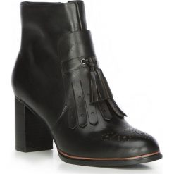 Buty damskie. Czarne botki damskie Wittchen, na jesień, ze skóry, klasyczne, bez obcasa, z paskami. W wyprzedaży za 359,90 zł.