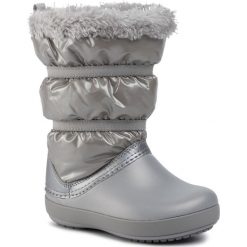 Śniegowce CROCS - Cb Lodgepoint Metallic Boot G 205829 Silver Metallic. Szare śniegowce dziewczęce Crocs, bez zapięcia. W wyprzedaży za 189,00 zł.