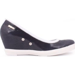 Półbuty na koturnie - skóra naturalna - model 024 - kolor granatowy błyszczący. Niebieskie półbuty damskie Zapato, z nadrukiem, z jeansu, eleganckie, na wysokim obcasie, na platformie, bez zapięcia. W wyprzedaży za 173,40 zł.