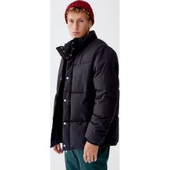 Pikowana kurtka puchowa. Czarne kurtki męskie pikowane marki Pull&Bear, m, z puchu. Za 199,00 zł.