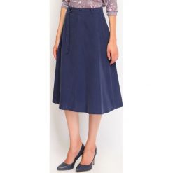 SPÓDNICA REGULARNA DAMSKA GŁADKA. Szare spódniczki damskie Top Secret, na co dzień, bez wzorów, z tkaniny, eleganckie, trapezowe. W wyprzedaży za 39,99 zł.