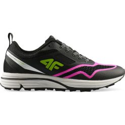 Buty do biegania damskie OBDS101 - głęboka czerń. Czarne buty sportowe damskie marki 4f, z nadrukiem, z gumy, do biegania. Za 299,99 zł.