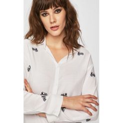 Answear - Koszula. Białe bluzki damskie ANSWEAR, s, z haftami, z bawełny, klasyczne, z klasycznym kołnierzykiem, z długim rękawem. W wyprzedaży za 69,90 zł.