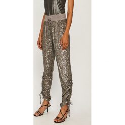 Marciano Guess - Spodnie. Szare spodnie materiałowe damskie MARCIANO GUESS, s, z aplikacjami, z elastanu. Za 929,90 zł.