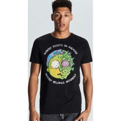 Koszulka Rick and Morty - Czarny. Czarne koszulki męskie Cropp, s, bez wzorów, bez kołnierzyka, bez rękawów. Za 59,99 zł.