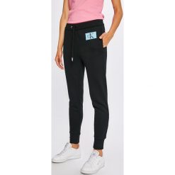Calvin Klein Jeans - Spodnie. Szare jeansy damskie marki Calvin Klein Jeans, s, z bawełny, z podwyższonym stanem. W wyprzedaży za 319,90 zł.
