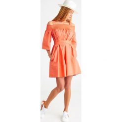 SUKIENKA twinset. Pomarańczowe sukienki damskie Twinset, na imprezę, w paski, z bawełny, z włoskim kołnierzykiem, bez rękawów, długie, mini, z odkrytymi ramionami. Za 809,00 zł.