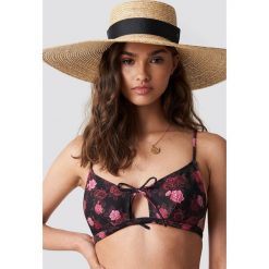 NA-KD Swimwear Góra bikini z wiązaniem z przodu - Black. Czarne bikini NA-KD Swimwear, z haftami. Za 19,95 zł.