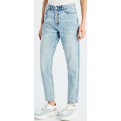 Jeansy mom fit - Niebieski. Niebieskie jeansy damskie Sinsay. Za 59,99 zł.