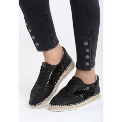 Czarne Espadryle Teres. Czarne espadryle damskie Born2be, bez wzorów, z tkaniny, bez obcasa, na płaskiej podeszwie. Za 49,99 zł.